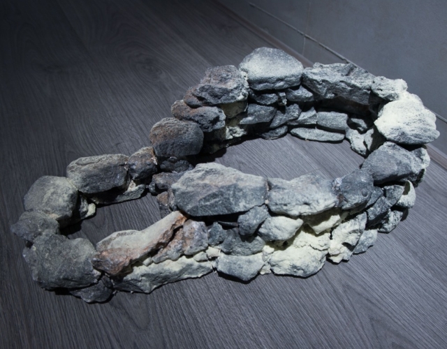 羅懿君，蓄水池，2021，硫磺、頁岩、安山岩、石膏，50× 29× 12cm