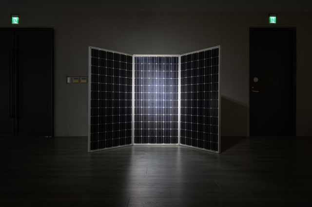 嘆息曲 Lament，2023，太陽能板、全音域喇叭 Solar panel, Full range speaker尺寸依場地而定 Dimensions variable